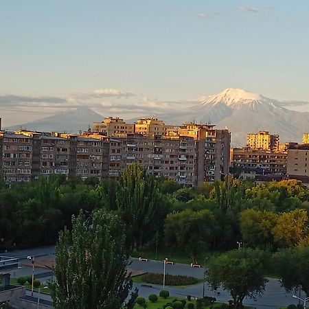 Umba Apartment N5 - Balcony And Mount Ararat View Yerevan Bagian luar foto