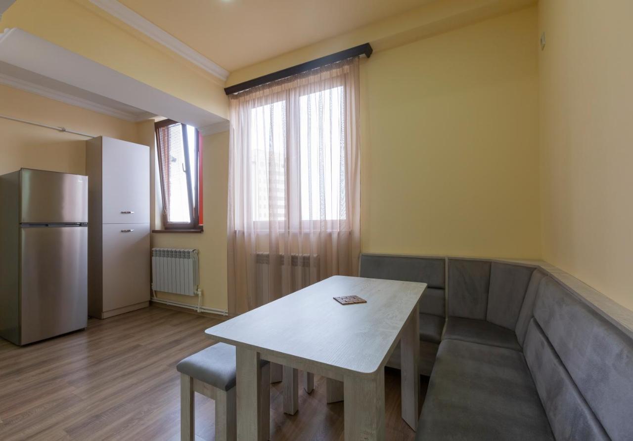 Umba Apartment N5 - Balcony And Mount Ararat View Yerevan Bagian luar foto