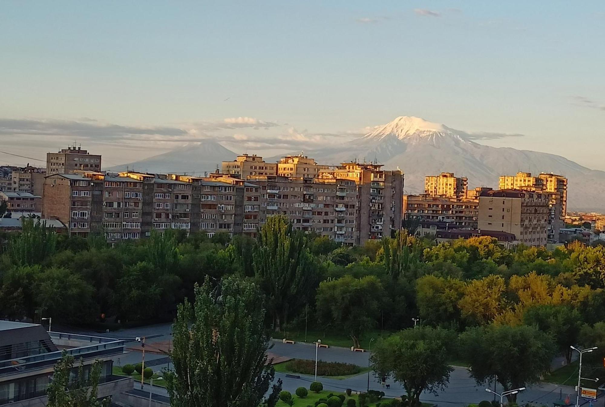 Umba Apartment N5 - Balcony And Mount Ararat View Yerevan Bagian luar foto